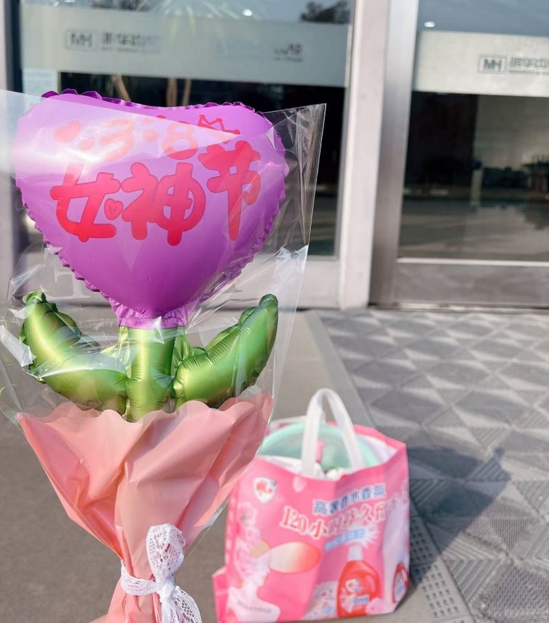 وینلنگ مینگھوا گیئر نے 'اس کی طاقت' کو خراج تحسین پیش کیا: مشقت کرنے والی خواتین کو چمک کے ساتھ کھلتے ہیں اور خواتین کی توجہ کے ساتھ چمکتے ہیں